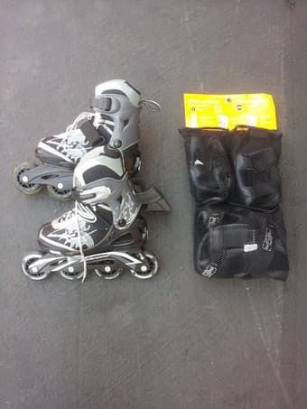 Kid's Roller Blades - Adjustable Size - for shoe size 1-4 2