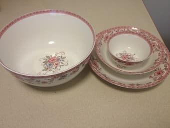 [moving sale] dinnerware set for 15$ 1