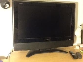 32" TV + DVD Player 1