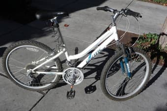 24" Woman/Girl's mountain bicycle 1