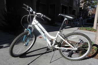 24" Woman/Girl's mountain bicycle 2