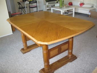 WOODEN DINNER TABLE FOR SALE $100 2