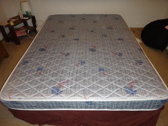 Queen Mattress and Box Spring set -- 120$ 1