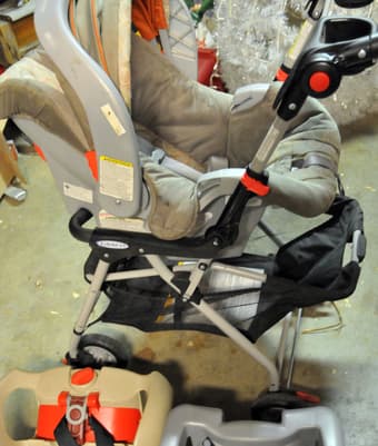 Graco Snugride 25 Car Seat, 2 Car Bases, and Stroller 2