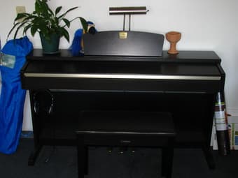 Yamaha Clavinova CLP-320 in dark rosewood - $1100 2