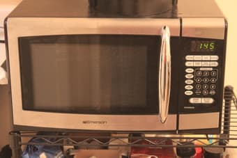 900W Emerson Microwave 1