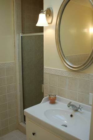 Master bedroom in Noe Valley, $1495/mo + utilities. Available now! 2