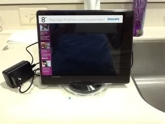 $10 PHILIPS DIGITAL PHOTOFRAME 2