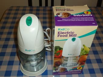 Baby stuff: bathtub, food mill and doll nursery set 1