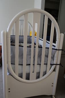 Clean white baby bed with perfect condition $30 3