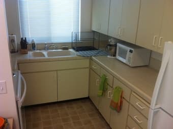 ~$760/m, Summer sublet , Renovated EV lowrise. Well outfitted kitchen. 1