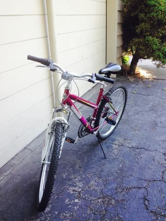 WOMAN MTN BIKE AND U-LOCK FOR 100$ 2