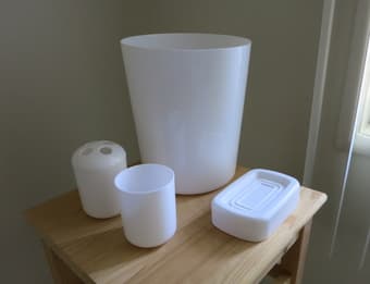 Bathroom stuff (Towels, shower curtain, soap dish…) 1