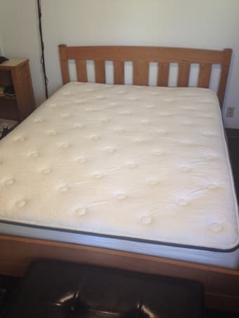Like new queen-size mattress - Beautyrest Plush EuroTop 1