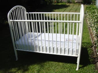 Baby crib, white metal frame 1