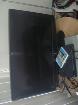 Insignia LCD flat screen 26inch and free dvd player - $140 1