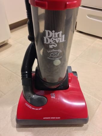 Dirt Devil Featherlite bagless upright vacuum - $30 2