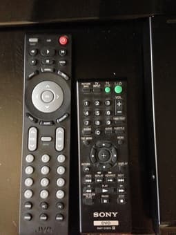 JVC JLC37BC3000 37-Inch 1080p LCD TV, plus DVD player - Price Reduced 3