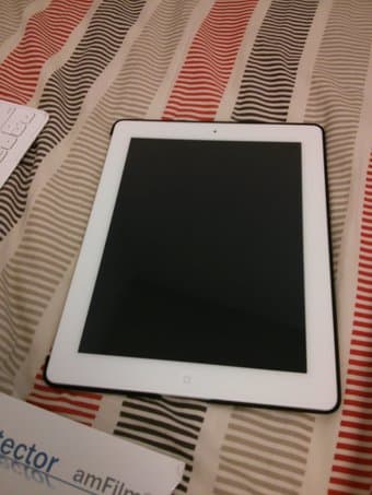 iPad 4 64gb WiFi Mint Condition + extra accessories 1