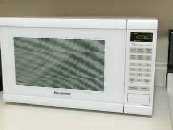 Panasonic 1200W Microwave. WHITE. LIKE NEW. 1