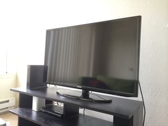 SAMSUNG 40inch SMART-TV. LIKE NEW. 1