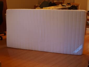 Almost new single mattress 50$ 1