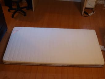 Almost new single mattress 50$ 2