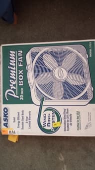 5 week old 20inch premium lasko fan 20$ 1