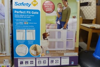 Baby door Gates Carseat and free baby stuff 1