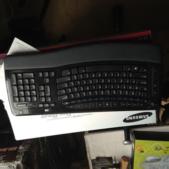 HP monitor 21"w/ dock for laptop, wireless keyboard and mouse 55$ OBO 3