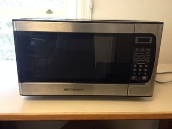Emerson 900W, 0.9 cu. ft. Microwave - $30 OBO [GREAT CONDITION!] 2