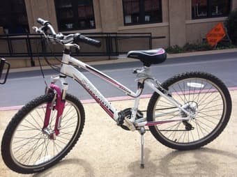 2013 woman bicycle with helmet and lock ($145) 1