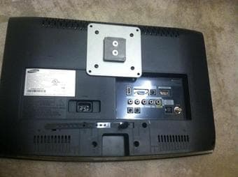 Samsung TV 22" w/ Cord and Remote Control 2