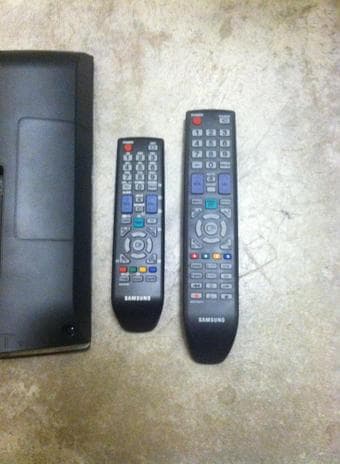 Samsung TV 22" w/ Cord and Remote Control 3