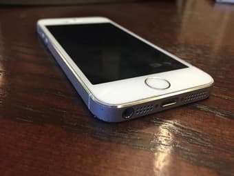 Unlocked iPhone 5s - white -16GB - 400$ 2