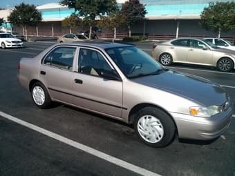Toyota Corolla 2000 - $3900 1