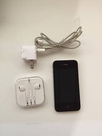 Unlocked Black iphone 4 16Gb with charger and new earpods 1