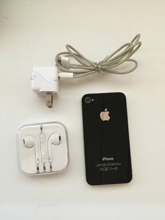 Unlocked Black iphone 4 16Gb with charger and new earpods 2
