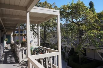 Room in Downtown Menlo Park with Stanford Post-Docs 2