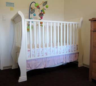 White pali baby crib with mattress and Sheet 1