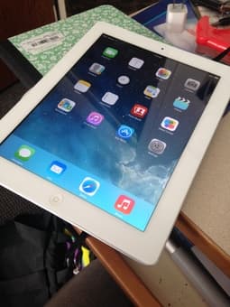 iPad 2 (3G Verizon) White 16GB (and/or looking for Macbook Air trade) 1