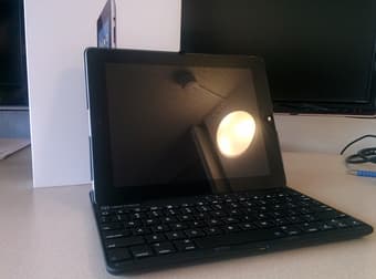 Ipad 3 + Bluetooth Keyboard (220$ OBO) 3