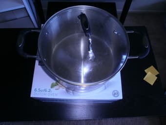 cooking pot(6.5 qt) $10-ONEIDA 2