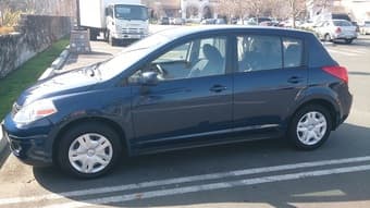 Nissan Versa(SL Hatchback 4D), 2012 1
