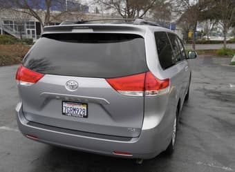 2013 TOYOTA SIENNA XLE EXCELLENT CONDITION 2