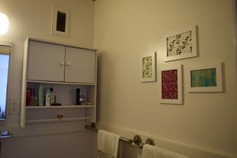 BATHROOM FURNITURE / WHITE WALL CABINET $15 1