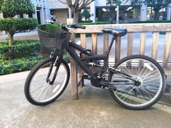 Woman mountain bike with basket and helmet 1