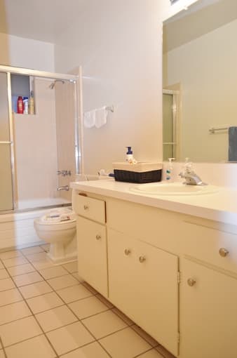 Room available immediately for male student/visitor 2