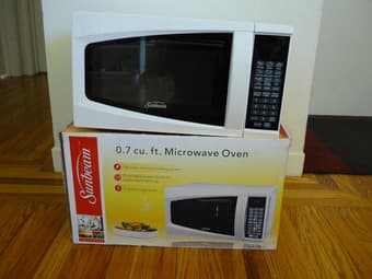 Sunbeam Cubic-foot Microwave Oven ***Like New*** $40 1