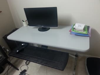Sturdy desk / table with keyboard pullout 1